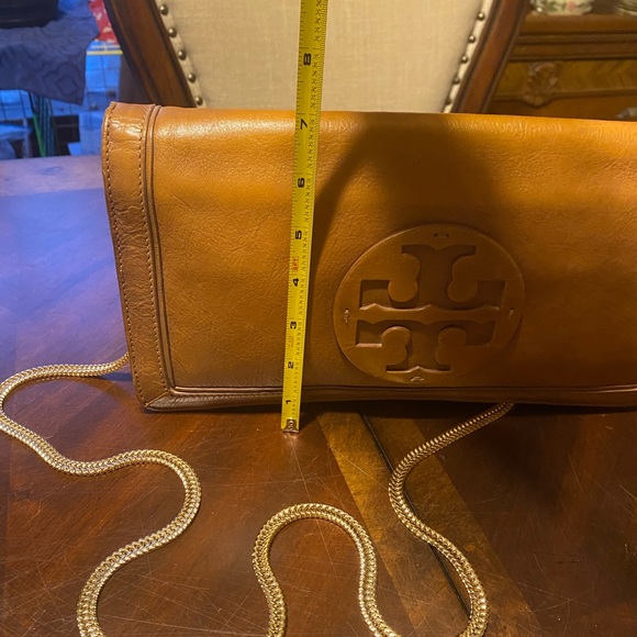 Tory Burch Tan Leather Crossbody Clutch with Gold Chain - Picture 3 of 11